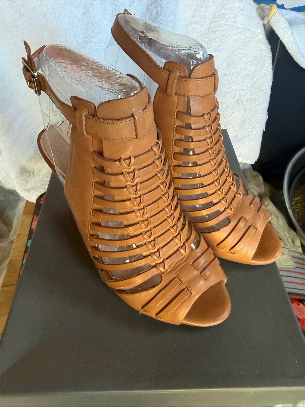 Women's Tan Strappy Peep-Toe Heels sandals Vince Camuto W 7 summer sandal comfy!